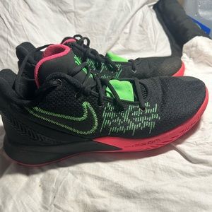 Kyrie Irving flytrap hyper pink